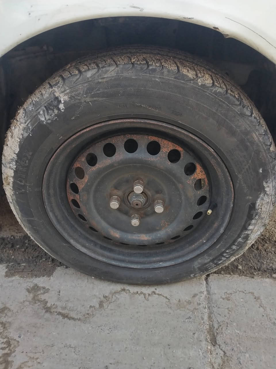 السلام عليكم زوج تايرات حجم 15 /195/60 بدون وياله اخو جديد سعر 50 او مراوس  15/195/65 مكان بغداد حي اور رقم ***********
