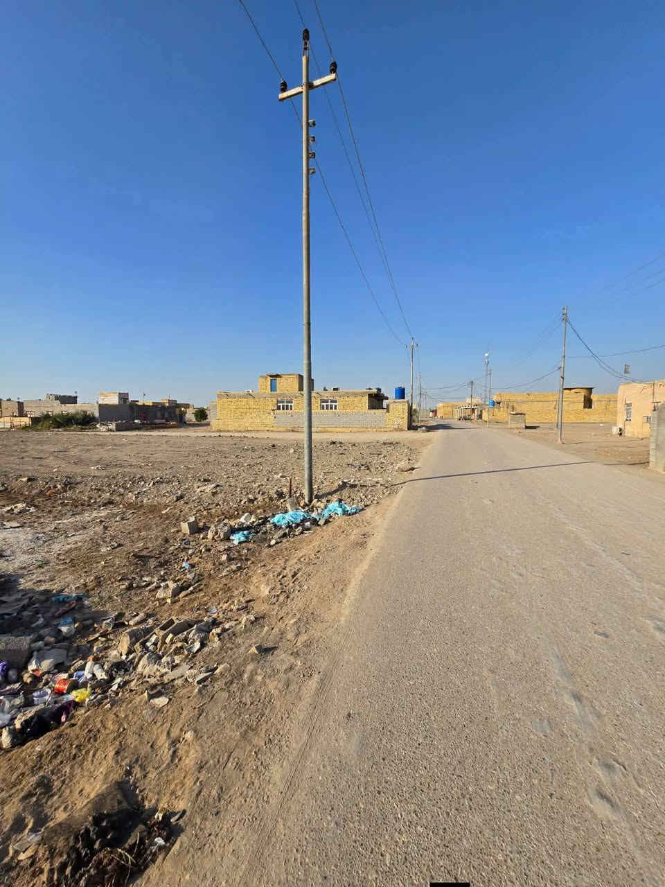 سار للرسلام عليكم ورحمه الله   توجد الدينا قطع اراضي للبيع اسعار مناسبه جدا 200متر300متر400متر600متر1000متر مع دوانم وبيوت هياكل وبيوت جاهزه السكن مع كافه الخدمات كهرباء وماء وشوارع 15متر و10متر سبيس ومدرسه حديثه بنص المنطقه ومولد انبيريه يبعدن عن شارع العام 400 متر لهن شارع تبليط العنوان منطقه الخميسات قرب العلامات المروريه على يدك اليمنه شارع تبليط وتنزل بي مشموله بتطويب الاستفسار اتصل على الارقام التالي واحنه أهل الكاع الرسمين ومكتبنه بالأرض جوه الانتصال
***********
***********
