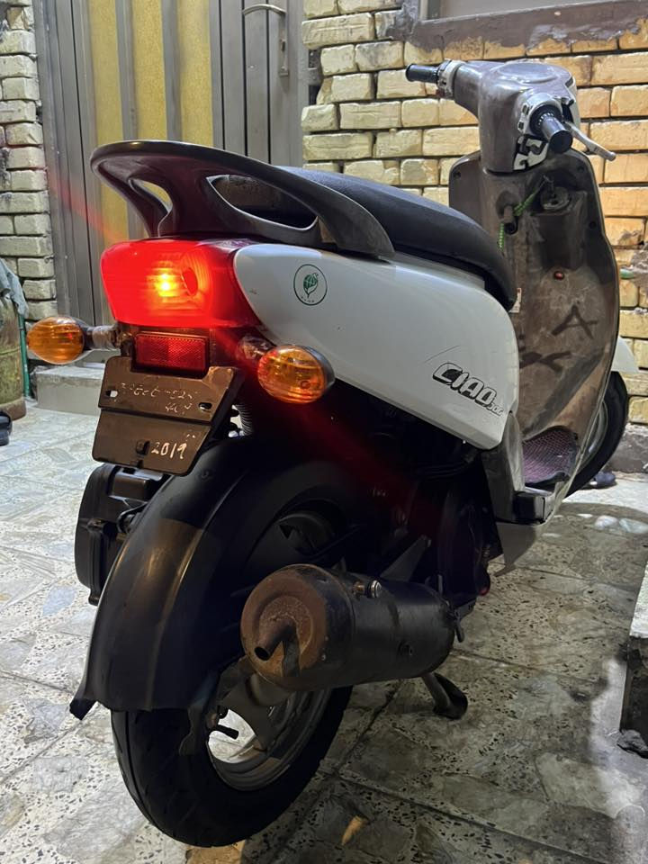 السلام عليكم فله 2010 للبيع كفاله عامه مامفتوحه وين ماتريد تفحص وافحص كلها شغاله من طول لطول ماعوزها برغي ختم واحد الدراجه كلها  السعر 1100 وبيها مجال مكاني معقل وهذا رقمي ***********
