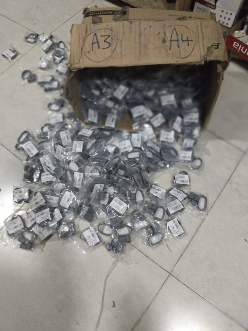 🚨 طابعتك A4 بتسحب ورق أكتر من مرة أو الورق بيزحلق ومش راضي يدخل صح؟

المشكلة غالباً في **بكر السحب الجلد A4** لأن الجلد مع الاستخدام بيتآكل وبيفقد قوة السحب وده يسبب تعليق ورق وتعطيل الشغل.

متوفر عندنا بكر سحب جلد A4 خامة قوية وأداء ثابت مناسب لمعظم موديلات الطابعات.

✅ سحب ورق ثابت ومنتظم
✅ يقلل مشاكل الـ Paper Jam
✅ يحافظ على سرعة الطباعة
✅ حل اقتصادي بدل تغيير مجموعة السحب كاملة

لو بدأت تلاحظ مشاكل في سحب الورق متستناش لحد ما الطابعة تقف 👌

ابعتلنا موديل الطابعة على الخاص وهنأكدلك القطعة المناسبة فوراً
🚚 متاح شحن ودعم فني


**إذا كنت صاحب هذا الإعلان وتريد حذفه لأي سبب، رجاءا أرسل رسالة إلى الدعم الفني**