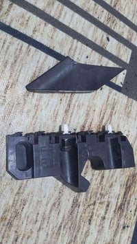 قطعه التكمه السوده جهه السايق وماسكه دعاميه أمامه جهه اليمنى 077177489...