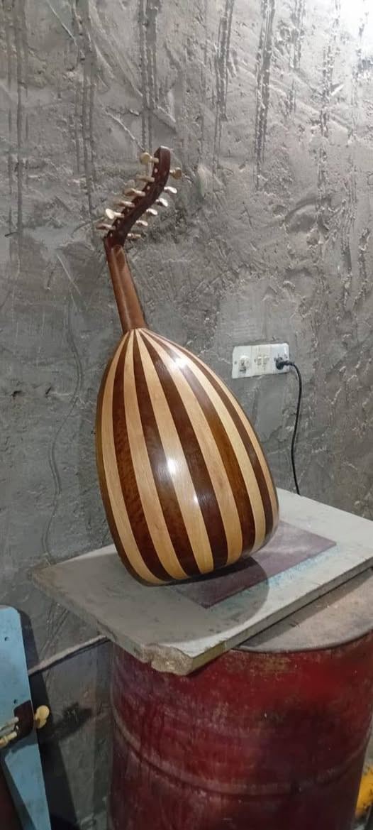 عود عراقي جديد للبيع صندل و زان الاستفسار ***********
