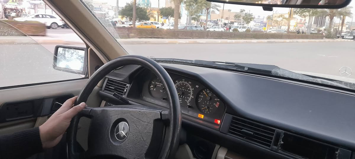 السلام عليكم..
مارسدس 300 محرك ابلاد السيارة 
جديدة مواصفاة اسلايت كشن كهرباء
السعر المطلوب ٧٣ وبيها مجال العنوان
فلوجه السيارة جديدة ومال جناي
***********
***********
