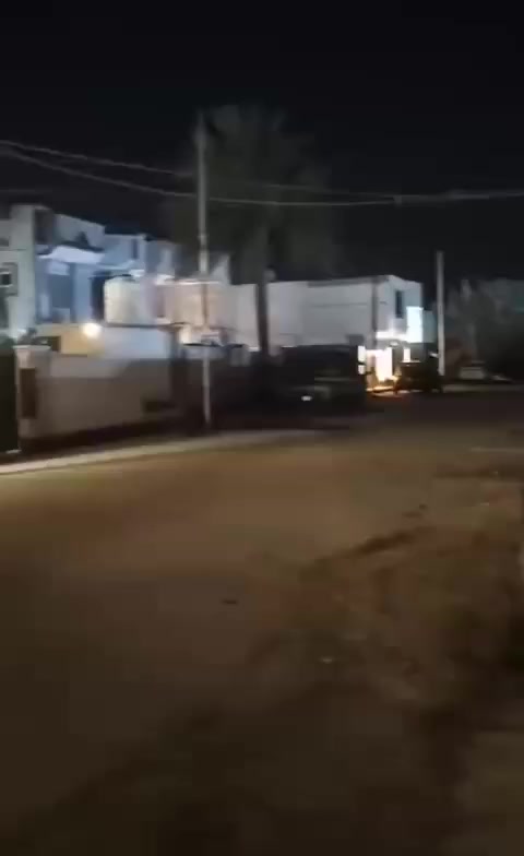 فيلا..مساحة ٤٠٠ شغل درجة اولى طابوك طابقين صب مركزي من الجعب للسقف الثاني ارتفاع الارضية عن الشارع متر وربع..
يحتوي  على اربع غرف نوم كبيره واربع حمامات  ومناور بظهر الدار وبالجانب.. ارضيات مرمر وجدران بورسلين ١٢٠..
المطبخ حار وبارد  شبابيك المنيوم سلايت ابواب قاصات ..
الواجهة مصفره لبخ والسياجات وحسب طلب المشتري تكمل الواجهه.. 

العنوان بغداد الشرطة الخامسه الدوانم تل اسود تبليط الشوارع لحد باب البيت وعرض الشارع ١٢ متر ...بعد عن الشارع الرئيسي ٢٠٠متر
السعر٤٠٠ مليون وبي مجال  قليل للشراي
ملاحظة.. جميع الاوراق القانونيه والثبوتيه مسنده..
جنس العقار.. زراعي سند ٢٥  حق تصرف

سعد أبو عبد الله /صاحب العقار
***********/واتس
***********/ واتس
