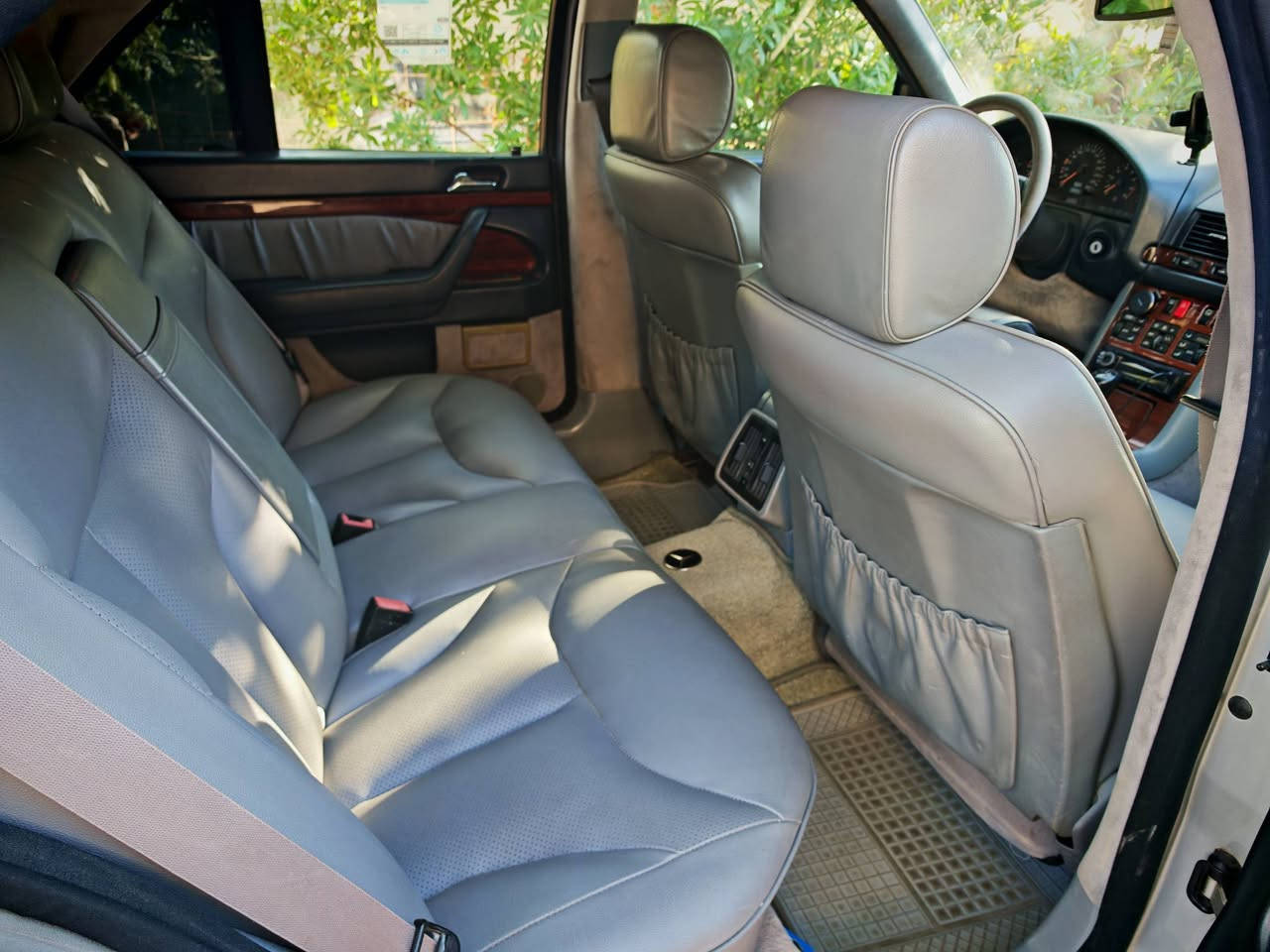 السلام عليكم شبح 320 للبيع موديل 1995 مسجله  اصل 1997 مصبوغة عام مبدل دعامية خلفية بسبب طخة جانبية بلجاملغ الخلفي بدلتها بدعامية جديدة من التفصيخ تحتاج صبغ ما صبغتها لعدم التفرغ السيارة نظيفة سلايت تحكم كشنات ومري شفط السيارة باسمي رقم بغداد سعرها ب 10500 دفتر وخمس اوراق بيها مجال رقم ***********
