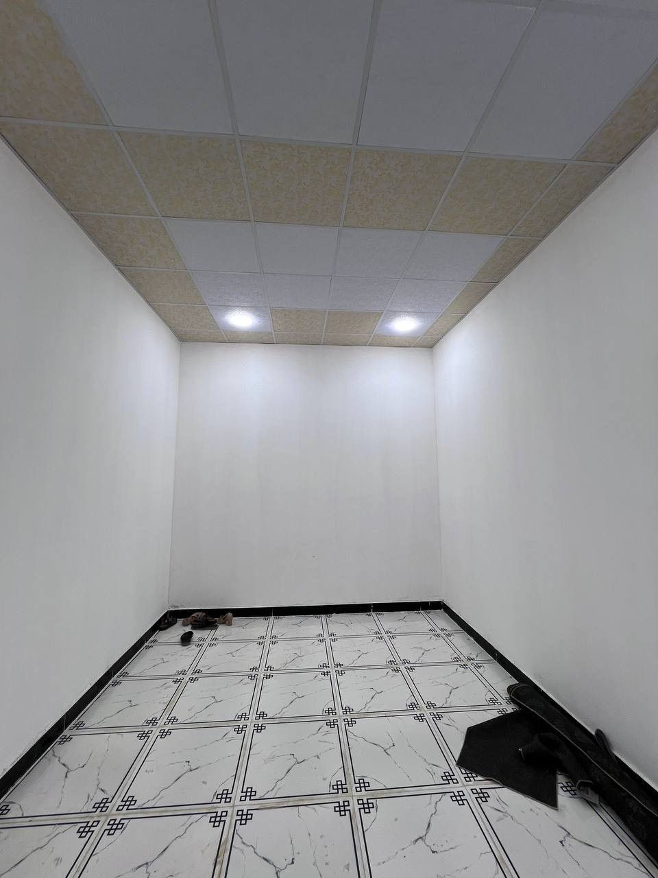 دار سكن #للبيع
إبي الخصيب حمدان قرب جامع التقوى
طابو صرف زراعي عراقي 🇮🇶
#المساحة :: ( 11.5 * 11.5 ) = 132م
#السعر :: 72 مليون قابل للتفاوض 
#المحتويات :: غرفتين منام واسعات صالة أستقبال
مطبخ صحيات داخلية وخارجية وطارمة .
للدار #مدخلين مدخل من حمدان ومن كوت ثويني 
اساس وسقف #كونكريت والبناء #طابوك_للرباط
#للأستفسار :: ***********
