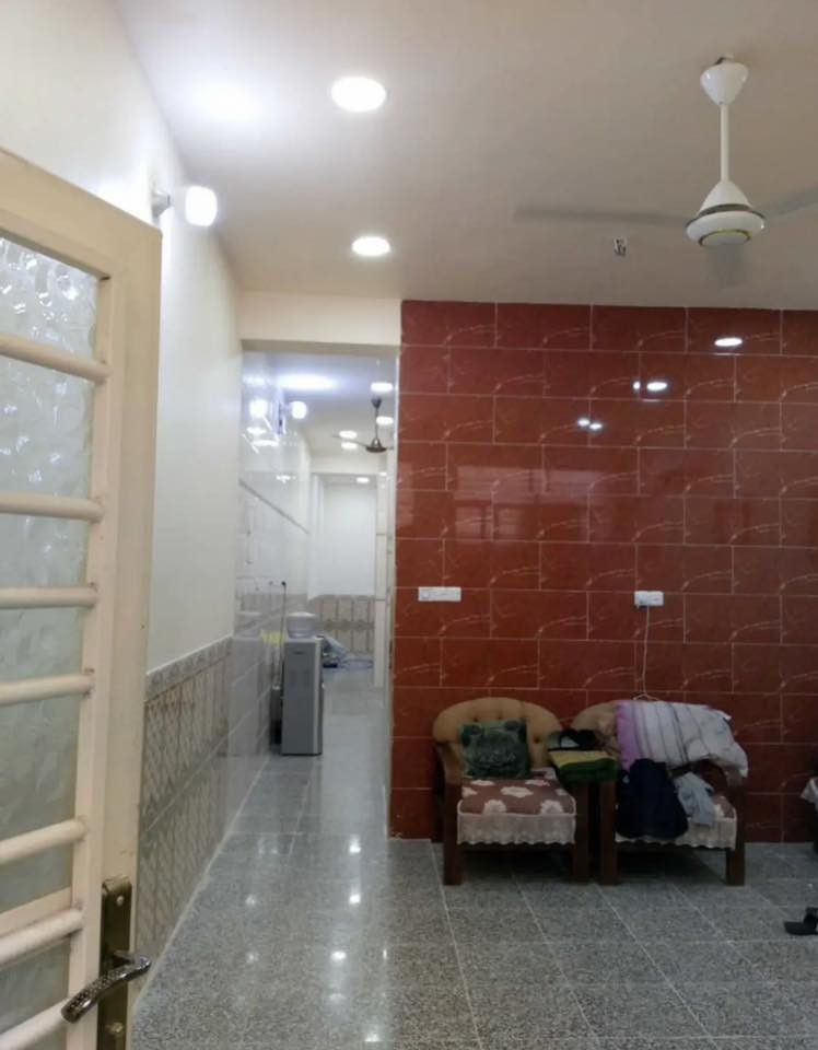 دار للبيع زراعي مساحه ٩٣. متر. قريب الشارع مقابيل معهد المستقبل يحتوي على طرمه وصاله ومطبخ وغرف اثنين وخدمات اثنين وسطح السعر ٢٣٥. عرض الشارع ستة امتار.  الاتصال ***********
