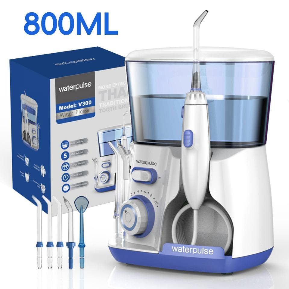 الجهاز الموضح في المنطقة المحددة هو جهاز الخيط المائي وتنظيف الأسنان واللثة بالماء Waterpulse Home Use Water Flosser (موديل V300). [1, 2]
يُستخدم هذا الجهاز المنزلي لضخ المياه بنبضات مضغوطة لتنظيف الفراغات بين الأسنان وتحت خط اللثة بفعالية تفوق الخيط التقليدي. 

#المواصفات_والميزات_الرئيسية

#سعة_خزان_المياه: يتسع لـ 800 مل مما يوفر فترة استخدام طويلة دون الحاجة لإعادة التعبئة المستمرة.

#رؤوس_وفوهات_متعددة: يأتي مع 5 رؤوس مخصصة (تشمل رؤوس كلاسيكية، رأس لتنظيف اللسان، ورأس للعناية باللثة وجيوب الأسنان).

#مستويات_الضغط: يحتوي على 10 مستويات قابلة للتعديل للتحكم في قوة ضخ المياه (من 20 إلى 120 PSI) لتناسب الأسنان الحساسة والتنظيف العميق.

#التوافق_الكهربائي: يدعم الجهد الكهربائي العالمي (Universal Voltage 100-240V). 

#جديد لوك بالجيس بالكارتونه غير مستخدم بضاعة أمازون DHL وليس تجاري.

#توجد خدمة توصيل للمحافظات كافة.


**إذا كنت صاحب هذا الإعلان وتريد حذفه لأي سبب، رجاءا أرسل رسالة إلى الدعم الفني**