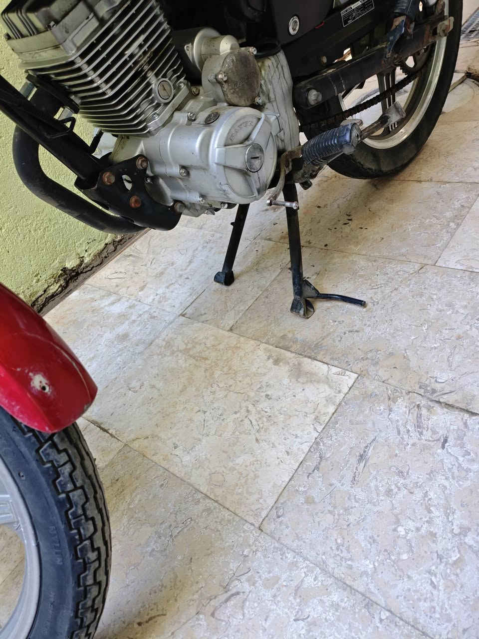 ديوان لون احمر موديل 2016
مرقمة وسنوية لحد 28 وتحويل ثاني يوم .

الدراجة بيها ضربة قديمة عد راعيها السابق بالشاصي بس تتعدل فقط رگبة الشاصي حتى ما مأثرة على مشي الدراجة .

شلعة الدراجة حلوة للعلم الدراجة من 2016 لحد اليوم مفتوحة مرة وحدة بس 
كهربائيات الدراجة كلها شغالة 
نگرة سلف متحتاج تضرب هندر 
الدراجة ما بيها يي نقص وكلها بلادية .

سعرها مليون و100 الف وبيها مجال للشراي 
مكان الدراجة كربلاء 

***********3
