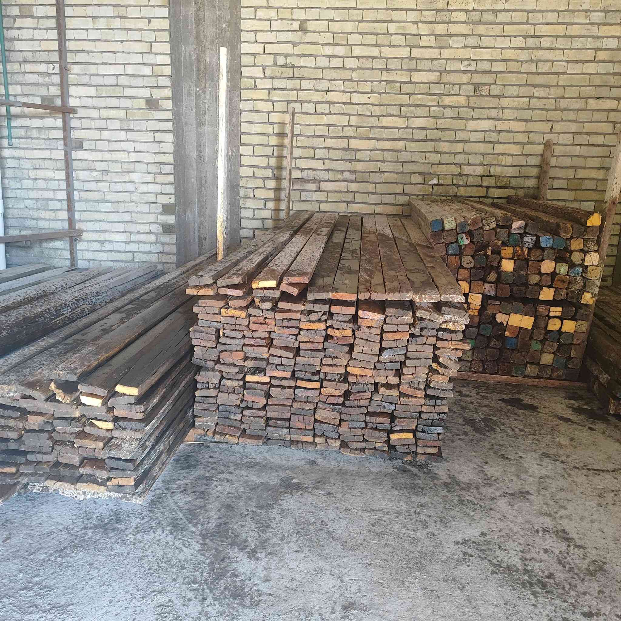 سير 3*3 وسير 2*4 وسير 4*4 ولوح وبلاويد مستعمل للبيع جميع القياسات متوفر لدينا العنوان بغداد *********** / ***********
