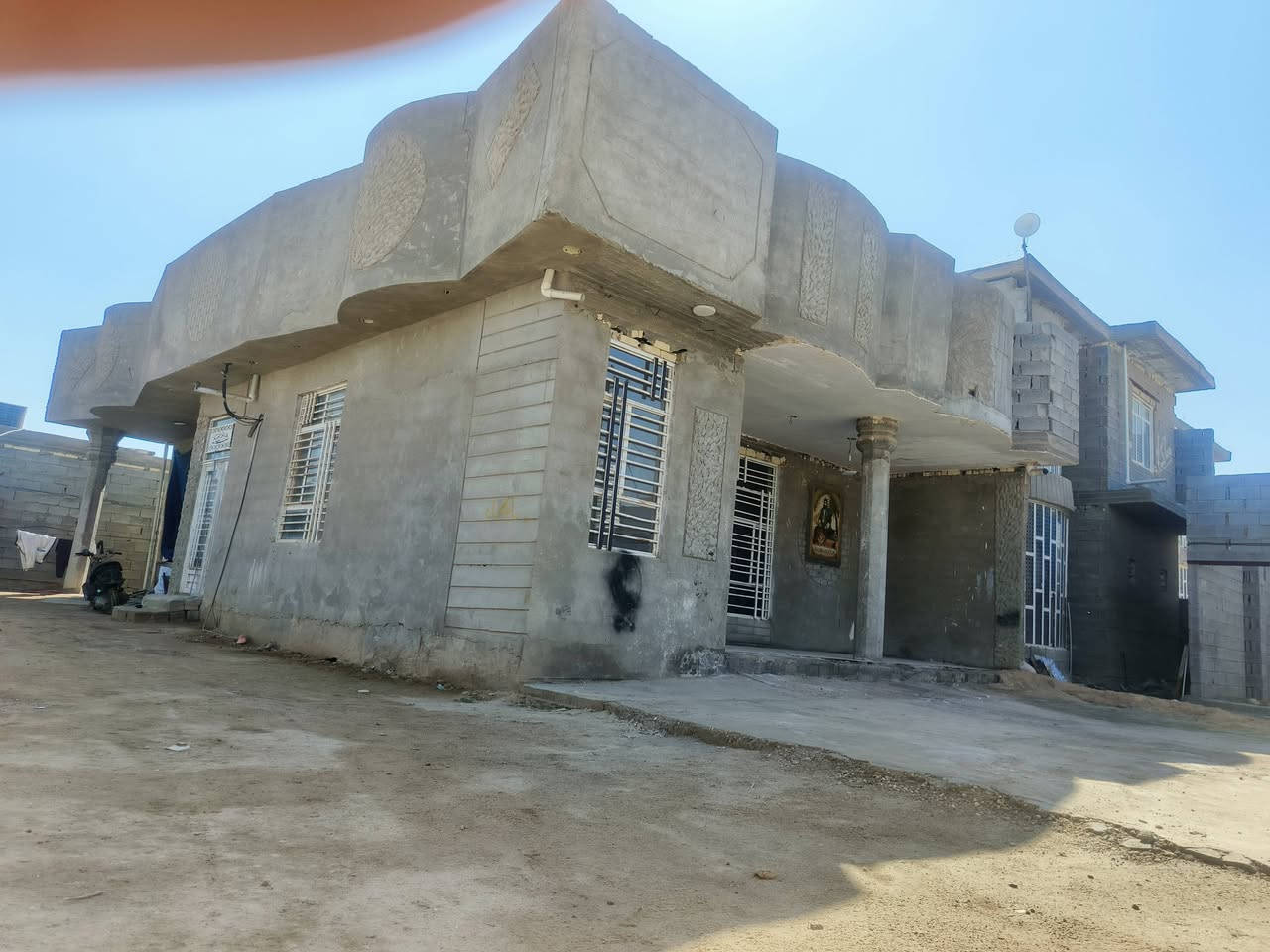 سلام عليكم 650م متر بيها بيت 300م ومحل 90م عشارع للبيع عقد 35 حديقه وكراج كبير 4 غرف 2 غرف سويت وغرفه فوك + ستقبال وهول وصاله ومطبخ 2 مدخل منور مجمع صحيات داخليه و خارجيه كربلاء منطقه الروفه بضهر جامعه كربلاء منطقه كامله خدمات مدارس ومستوصف مولد ذهبي تبعد عن المام 6 كيلو ستفسار ***********
