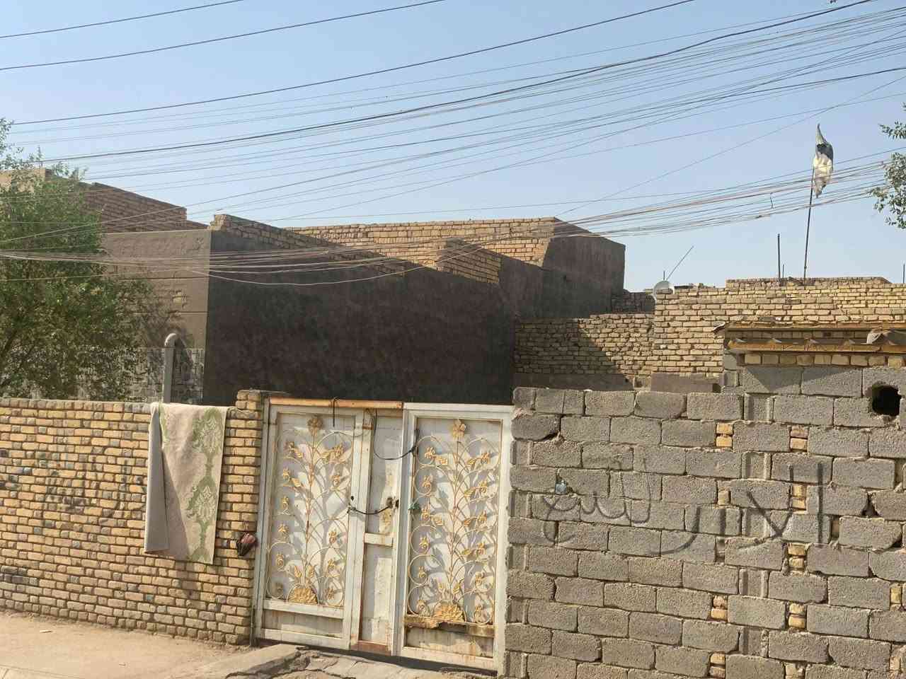 السلام عليكم بيت 200متر. بناء قديم.   موقعة حلو. على شارع عام مقابيلة مدرسة وملعب. مثل ما واضح بالفيديو     مكان البيت حي الأمن الداخلي شارع دائرة الكهرباء 

السعر160   للاستفسار ***********
