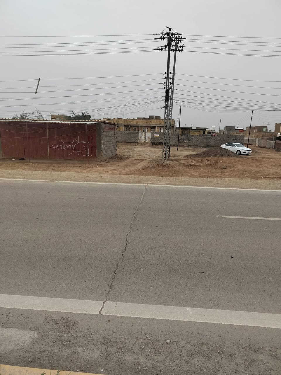 السلام عليكم : مكلف بالنشر
بيت للبيع زراعي بناء حديث درجه أولى مساحة البناء ٥٣٠ متر + 2 محلات خارجيه +مساحة ٧٠٠ متر أمام البيت 
 وجه على الشارع العام السايدين طريق نصر_دوايه مقابل البوخلف الأولى 
يتكون البيت من إستقبال +2صالة +3غرف نوم +مطبخ الأرضية بورسلين
السعر ١٥٠ وبي مجال للإستفسار أكثر 
***********

*********** موجود واتساب
