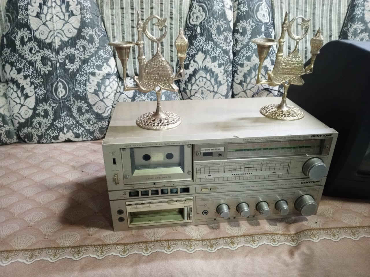 غراض للبيع جدا قديمه اثريه ساعات تشتغل على الكهرباء وشمعدانات نحاسيه والباقي واضح الرقم ***********
