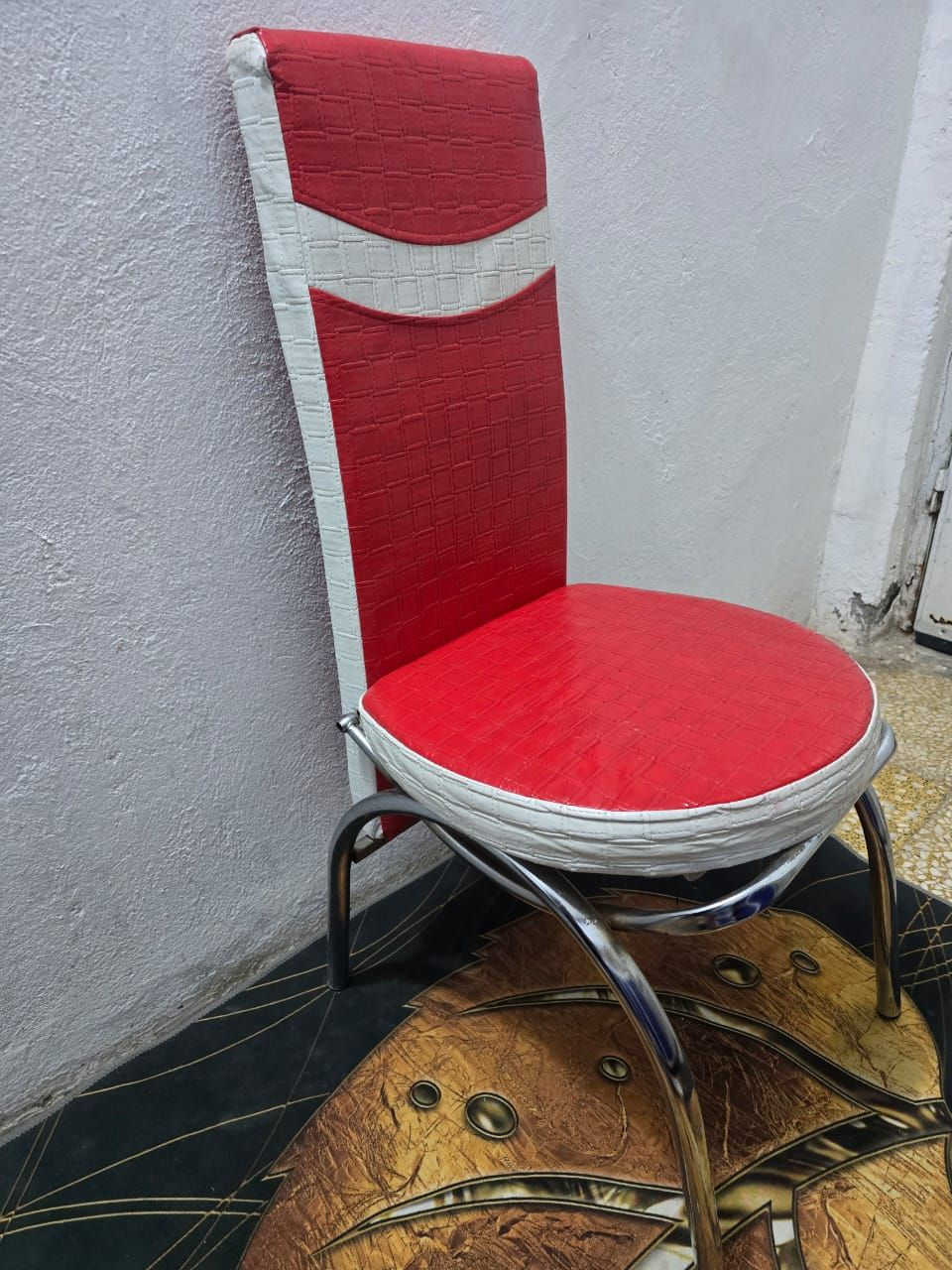 ميز طعام
و4   كراسي 
نضيفات وجاهزات 
السعر خاص 🤝
***********
