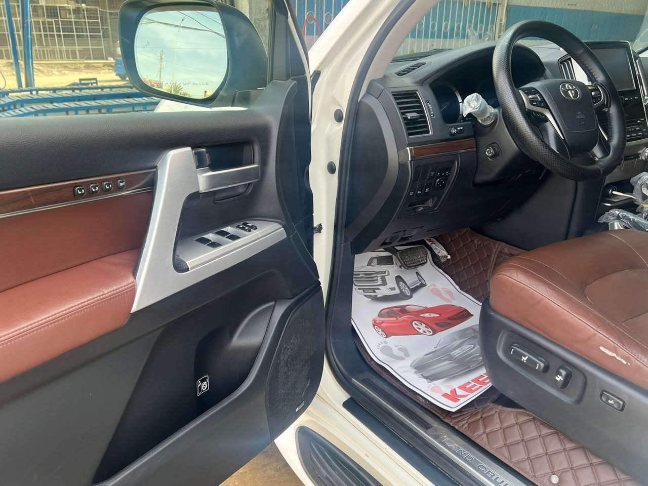 سلام عليكم لاندكروزر للبيع موديل 2017 ثمانية سلندر VXR رقم بغداد بأسمي سيارة جديدة جدًا مكفول كفاله عامه من صبغ وتبديل بيها فقط بارد صغير جداً مواصفات سيارة لكزس فول مواصفات جكات تصعد تنزل 
أربع كامرات 
رادر تحديد مسار مثبت السرعه كشنات كهرباء ستيرن كهرباء انظمه قياده مواصفات لكزس 
داخل غرفته قرميدي  فول مواصفات 
كشن ذاكره صندوك كهرباء سنتر لوك بل باب 
تخم تايرات جديد تبريد بل شاشه ثلاث قطع 
ثلاثة شاشات ماشية 86الف سيارة جديدة 
عنوان بغداد مدينة الصدر الأورفلي السعر عند الاتصال رقم ***********
