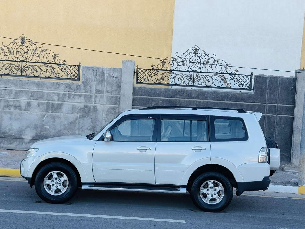 باجيرو موديل 2008 وارد خليجي سياره مكفوله من الضربه وتبديل وصبق كفاله عامه سعره 119وبيه مجال رقم هاتف ***********موصفات سياره فول مواصفات واحد على واحد فتحه شاشه كامره خفيه حساسات خلفية ماميه سياره حبتور كشنات جلد كشنات كهربائي تبريد ٣قطع محرك 6سندر محرك وكير كفاله حداديه تخم  تاير جديدات مكان سياره كربلاء
