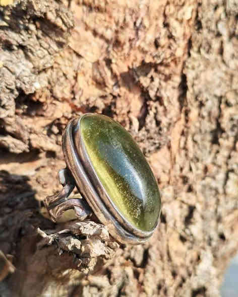 السلام عليكم در نفطي لون مميز جدا حجم الحجره ٤ س يعني خشن تواصل خاص او 0770 9826039
