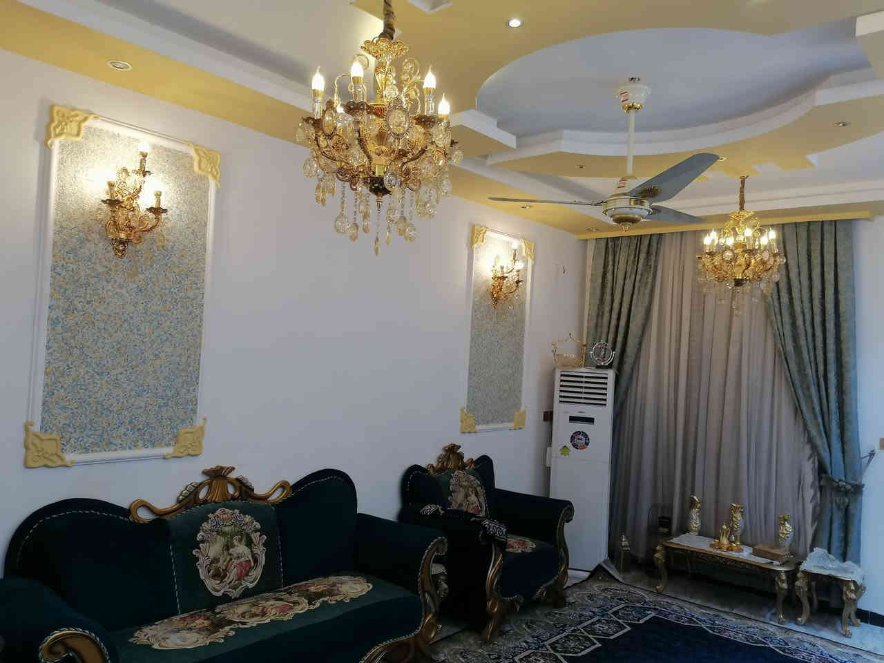 بسم الله

دار للبيع..
 الموقع. ٧نيسان. (حي المصطفى)
قرب الكليه التربية الاساسيه. رابع فرع

١.المساحه. ١٨٤م / نزال ٢٣.. واجهه ٨م
٢.يحتوي على.  ٥ غرف نوم كبيره
٣. قاطع صحيات داخلي. وخارجي. وطابق ثاني ايضاً
٤. استقبال كبير. مع ديكور مغربي 
٥. مطبخ. حار و بارد
٦.طابق ثاني. ٣ غرف نوم و قاطع صحيات
٧. سطح طابق ٢ و طابق ٣
٨. حديقه مربعه 
٩. بناء حديث.  زراعي سند ٢٥ 
١٠. للاستفسار. *********** /***********
