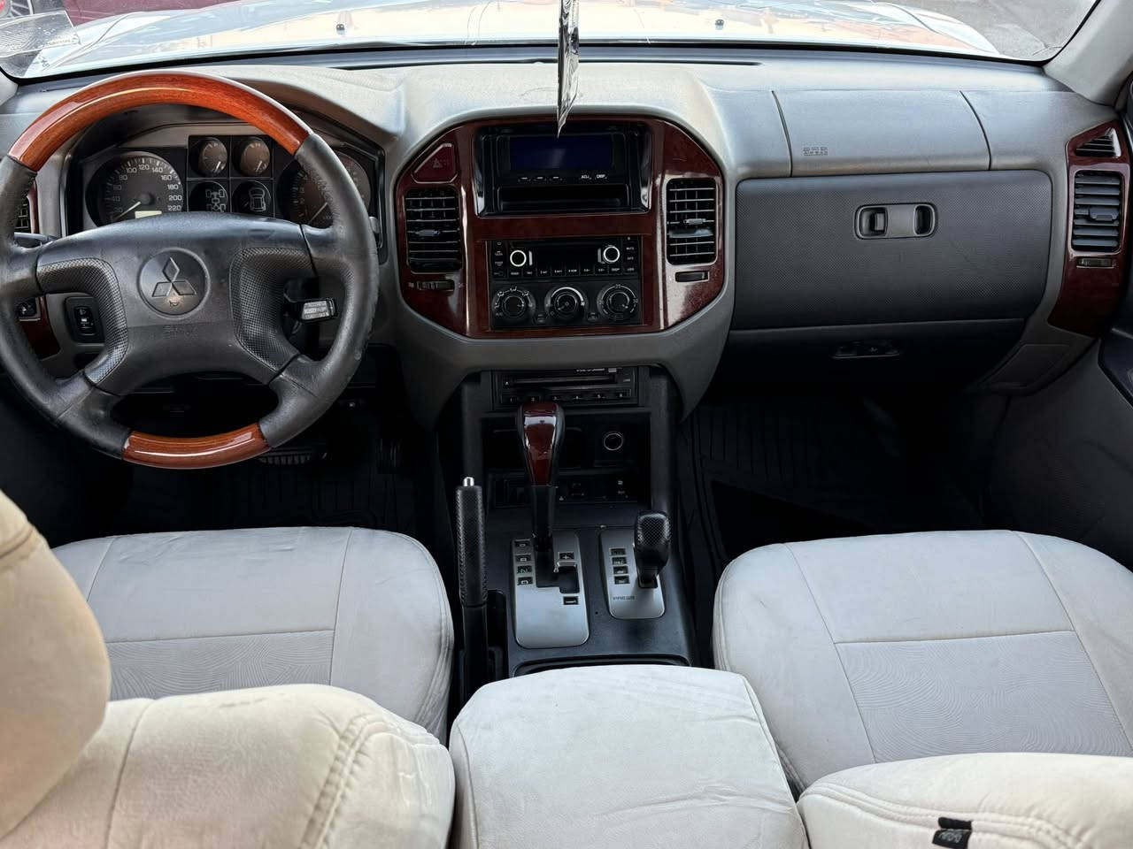 سلام عليكم باجيرو 2005 كلين لاصبغ ولا معجون دفتر بانزين بسمي مشروع وطني تبريد مركزي 7 راكب تخم تاير جديد سليت تحكم مري شفط محرك 3000 فور ويل   ***********
