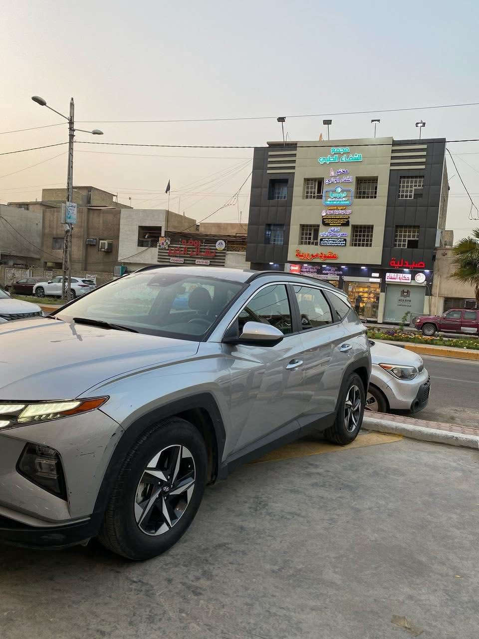 السلام عليكم توسان المده المده فقط حادث بيبان اثنين ونص جاملغ
المواصفات
تبريد لمس 
تبريد قطعتين  
شاشة كبيرة 
كامرة دوارة
اشاير بالمري
بصمة صندوك
ترحيب عند الاقتراب
دخول ذكي 
سايد بريك بصمة
محرك 2500 
اوتو هولد 
رادار امامي
رادار خلفي
رادار جانبي
تدفئة كشنات
تدفئة ستيرن
ويل كب 
تحديد مسار
قيادة ذاتية
توقف ذاتي 
تنبيه عند مغادرة المسار
كروس سرعة
وضعيات قيادة
لايتات زنون
نزول منحدرات
صندوق ذكي
وبعد هواي مواصفات بيها

سيارة جاهزة وكاملة بدون نقص
مكاني بغداد الحريه***********7 وتساب مفتوح
