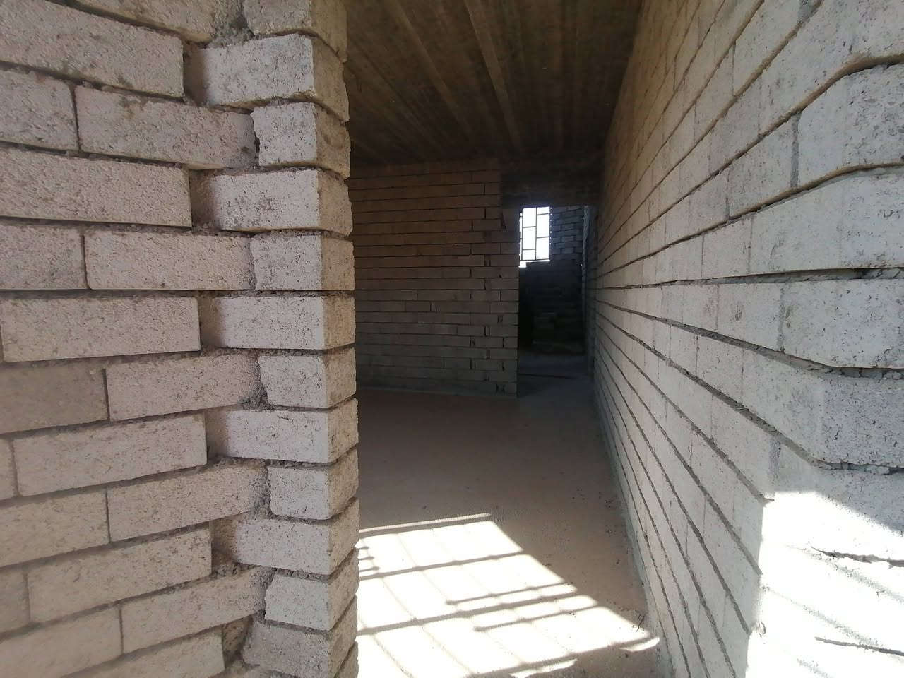 السلام عليكم بيت للبيع مساحه الأرض ١٠٠٠ متر مقابل قاعه الموال..مساحه البناء ٢٠٠ متر يتكون من ربعه و هول.+2 غرفتين مع مطبخ... وصحيات داخليه... السعر اتصل على الرقم ***********
