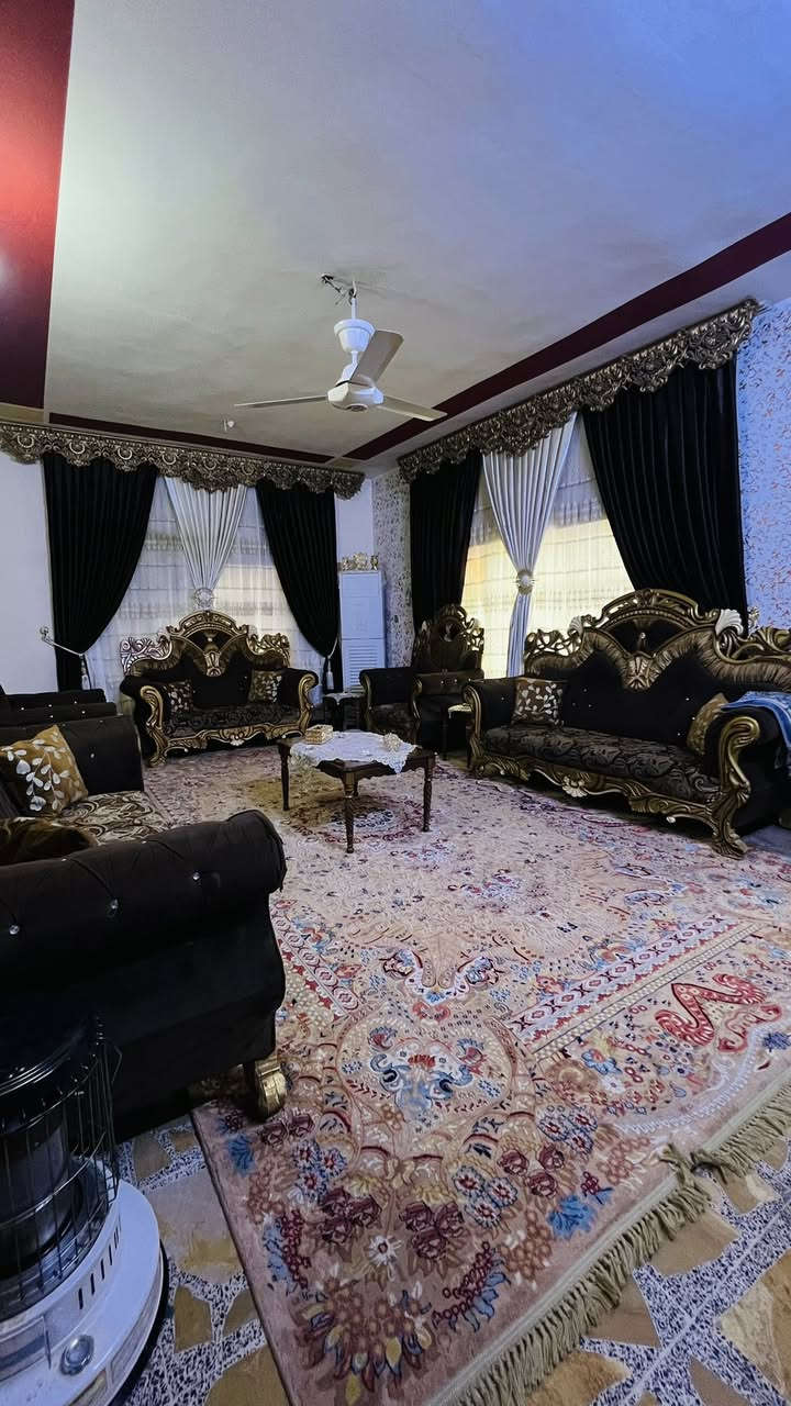 السلام عليكم
بيت للبيع المساحة 300 متر 
الواجهة 15
نزال 20 
يتكون من…
غرف نوم 3
استقبال 
هول 
صالة 
مطبخ 
غرفة ملابس 1.5x2
بيتونة 
صحيات داخلية 
صحيات خارجية 
حديقة 
الموقع /الفلوجة /حي المعتصم / قرب جامع الغركان 
للأستفسار :***********
