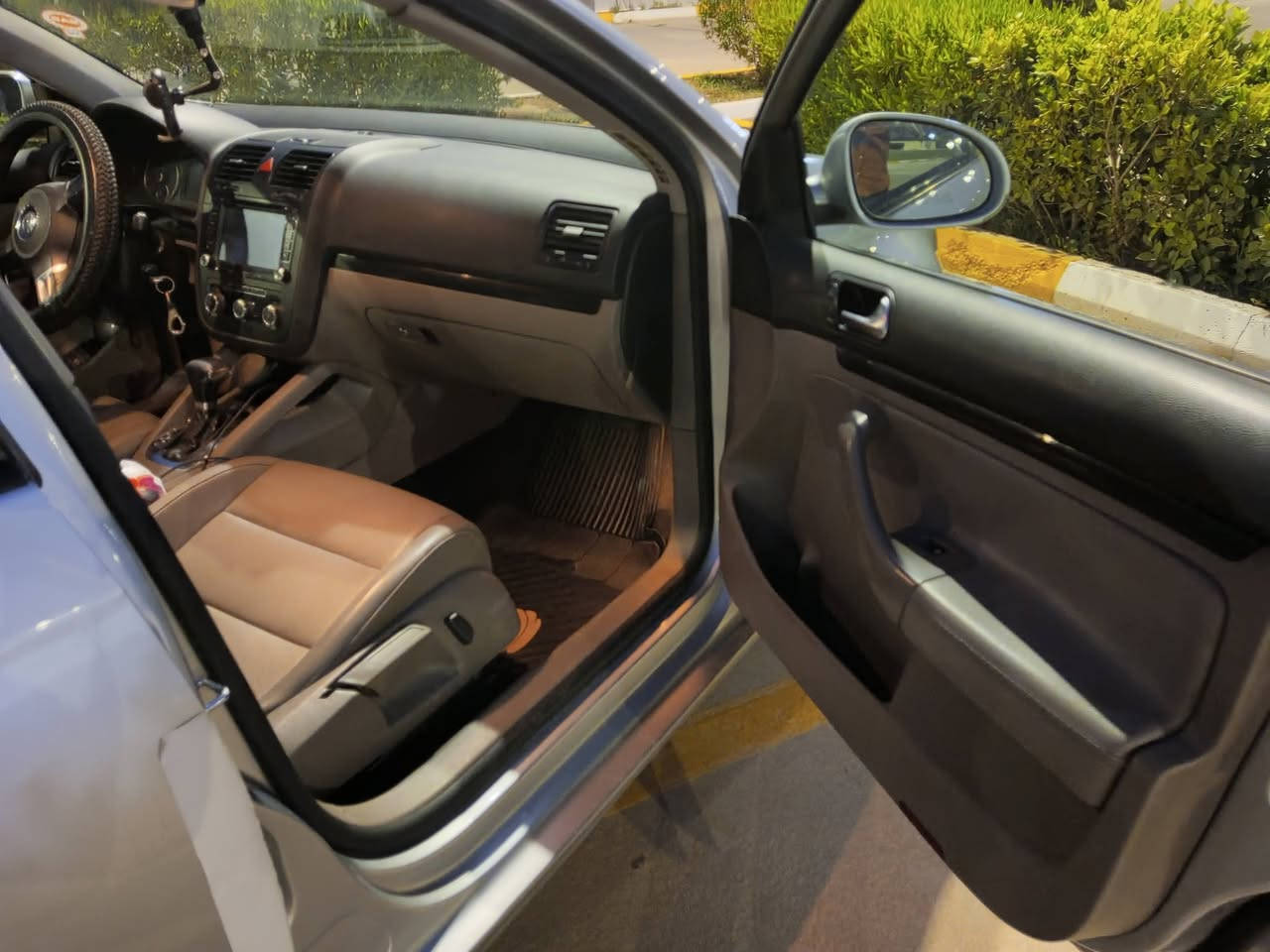 السلام عليكم... وين الجنايه.. ما شاء الله
فولكسواكن بورا موديل 2010 وارد أمريكي نظيفة جدا.بعدها ع البلاد فول اتوماتيك  عدا البصمه صاحبتها دكتورة مستوردتها سنة 2018.بسليمانية
⚙️ المحرك: ( 2000 توربو إقتصادي نظيف جدا ع البلاد)
👌🏻إشاير بالمري
🕺🏾كشنات جلد مع تدفئة 
🥶تبريد فول
🔁 القير: (أوتوماتيك / وعادي ) 6 نمر 
🎨 اللون: ( سلفر رصاصي)
📊 الممشى: ( 98 كم حقيقي)
✅ كلين تايتل 100%
✅ بدون حادث نهائياً
✅ بدون صبغ
🌒 تخم تاير تايلندي
🧰بطارية جديدة كوري
✅ استعمال شخصي
✅ فحص كامل وجاهزة
💰 السعر: (95 ورقة فقط) 
📍 الموقع: ( أربيل) للجادين فقط 
📞 اتصال / واتساب: (***********)
☝🏻تحويل مباشر
