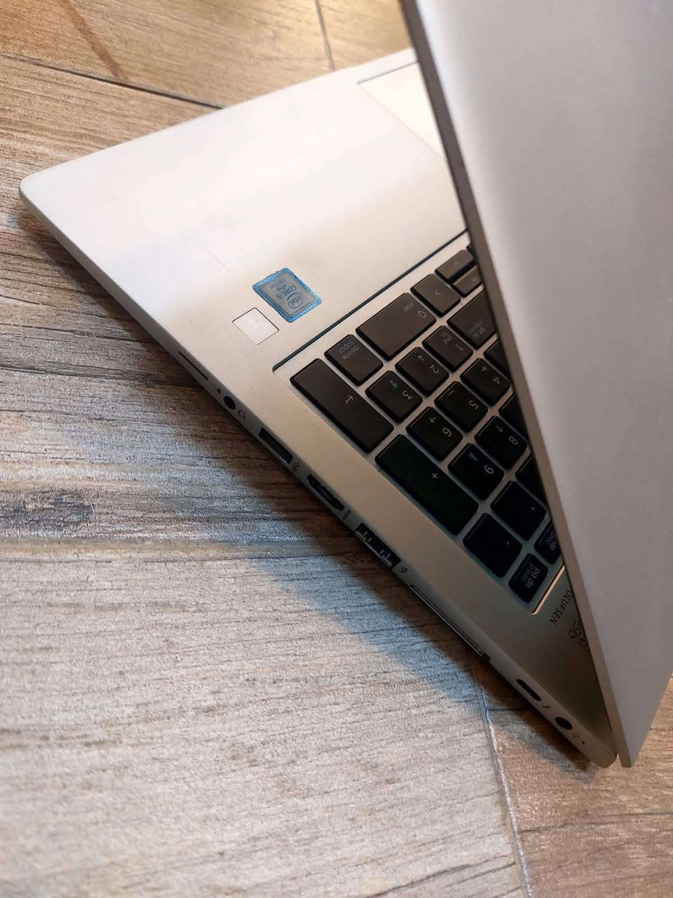 لابتوب Hp 850 elitebook غلاف معدني سوبر سلم خفيف حجم شاشة كبير 15.6 انج مناسب للدراسة والاعمال المكتبية
 Hp 850 Ci5 جيل ثامن
. 
السعر 325 الف مع التوصيل
. 
 النظافة شرط اخو الجديد تفحص بيدك واجيك يلة تأخذها اذا بيها شخط ترجع 
……………………
 المعالج Core i5-8200U جيل ثامن 
 ذاكرة الوصول العشوائي (الرام) 8GB 
 التخزين( الهارد) 256GB SSD 
كارت شاشة انتل داخلي  4GB 
 مقاس الشاشة 15.6 انج 
 كيبورد  عربي انكليزي  
…………………………………


**إذا كنت صاحب هذا الإعلان وتريد حذفه لأي سبب، رجاءا أرسل رسالة إلى الدعم الفني**