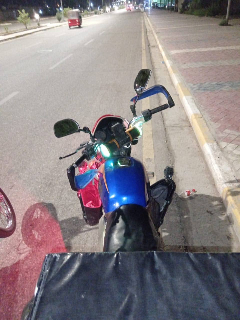دراجه بوكسر موديل 21 شهر 12 اوراق اصولي اصولي اصولي دراجه لاطشه كل الغراض وياهه ماعده صندوك دلفري مال مطعم مكان واسط قضاء الحي للأستفسار على الرقم *********** غير متواجد ع خاص وبخدمتكم انييي  مراوس بأيراني عاديي
