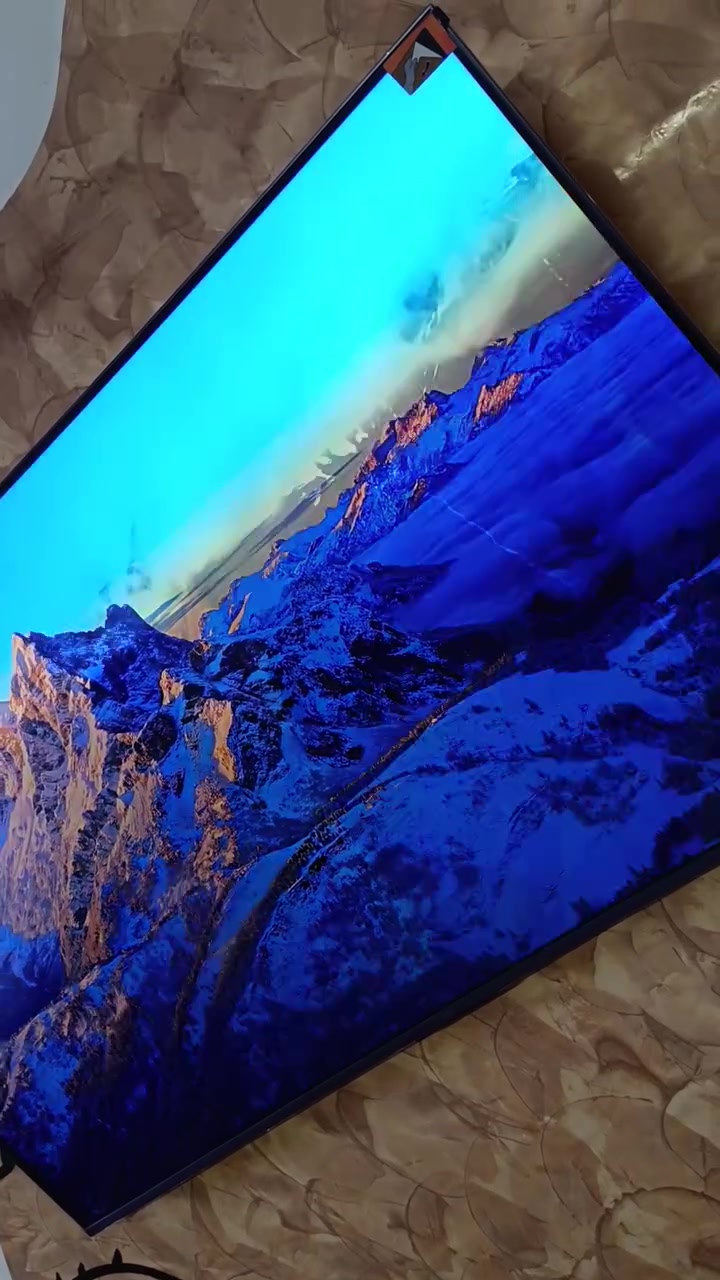 الحجم: 55 بوصة.***********
دقة العرض: 4K UHD (3840 × 2160).
نوع الشاشة: QD-Mini LED مع تقنية QLED.
معدل التحديث: 144Hz أصلي، مع دعم VRR حتى 240Hz للألعاب.
المعالج: AiPQ Pro لتحسين الصورة والذكاء الاصطناعي.
تقنيات HDR: Dolby Vision IQ، HDR10+، وHLG.
الصوت: نظام ONKYO 2.1 بقوة 40 واط (2×10W + 20W Subwoofer).
تقنيات الصوت: Dolby Atmos وDTS Virtual:X.
النظام: Google TV مع متجر Google Play، ومساعد Google، وChromecast مدمج.
المنافذ: 4 منافذ HDMI (منها HDMI 2.1 مع eARC)، ومنفذا USB، وWi-Fi، وBluetooth 5.4.
مميزات الألعاب: Game Master، وALLM، وAMD FreeSync Premium، ودعم 4K@144Hz.
التصميم: إطار نحيف جدًا (Ultra Slim Desigمشاهدة الأفلام بجودة عالية.
ألعاب PS5 وXbox Series X.
ألوان قوية وتباين ممتاز بفضل تقنية Mini LED
