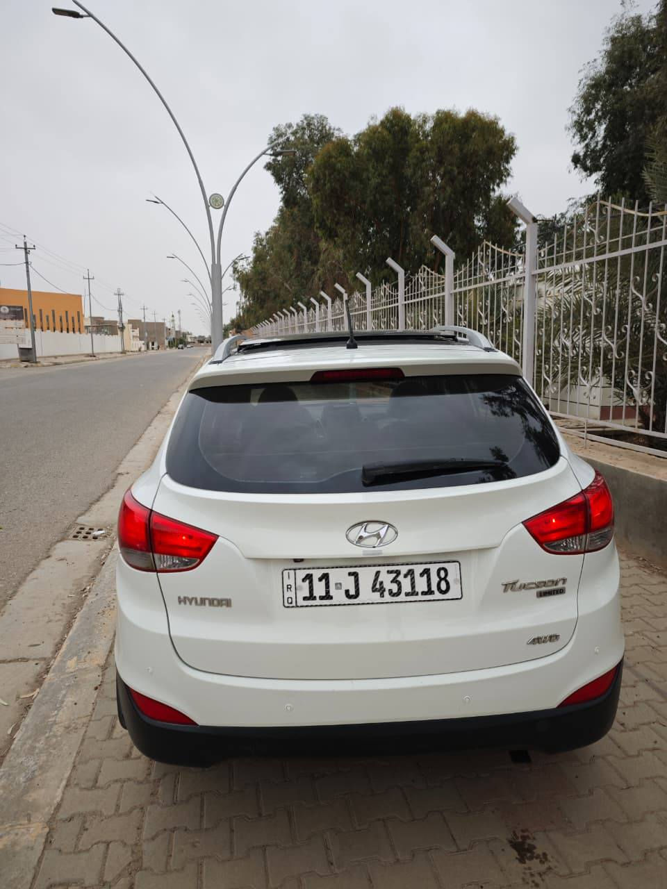 السلام عليكم 
توكسان خليجي 2011 ليميتد 1/1 دفع رباعي محرك 2400 المرغوب المواصفات الفول معروفة بانوراما ، داخل جلد ،شاشة اني شادلها، الداخل لونين بيجي وقرميدي وباقي المواصفات معروفة،
السيارة استخدام شخصي وكاملة من كلشي رقم بغداد بأسمي تحويل مباشر 
السعر 147 وبيها مجال بسيط 
 للتواصل ***********
