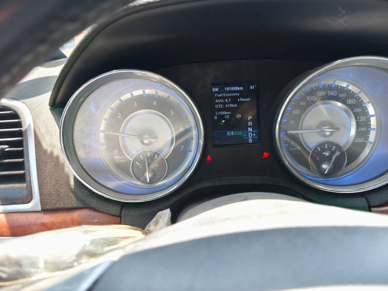 اوباما موديل 2013 كندي حادث بالعراق مبدل بونيد و مدگر ايمن و باب ايمن مال تفصيخ. 
تبريد تدفئة شغال. 
بانوراما و هيتر بالمرايا الجانبية. 
حساس ضغط الاطارات كلهن شغالات. 
تشغيل عن بعد. 
شاشة محدث SRT
تدفئة بالكشنات الامامي. 
رقم اربيل الجديد انگليزي. 
مبدل حدادية كاملة حتى فلنجات و دبلات و عربانة خلفية. طخم تاير جديد. بطارية جديدة. 
سيرفس لغرفة الاحتراق و بلكات شامبيون اصلي. 
تغيير الزيت كل 5 الاف كيلو متر وكالة و الماء راديتر امريكي اصلي، 
محرك  3600 و گير ما مفتوح برغي. 
السعر $17500، شدة و 75 ورقة و بيها مجال.
***********
مكان السيارة البصرة الزبير
