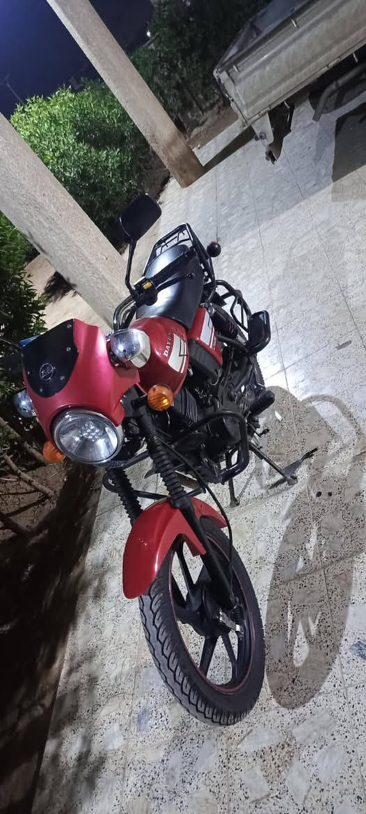 السلام عليكم 
دايوان 2020 لون احمر اوراق كاملة اصولية ماشي بمعاملة الترقيم واصل بيها للهزة باقي فقط بصمة الوكيل وتستلم سنوية ولوحات دراجة اخت الجديدة تبديل دهن كل 15 يوم مكينة 150cc على وضع البلاد مكينة وكير وكهربائيات مكفولة كفالة عامة 
السعر واحد و350 مكاني بغداد ناحية الوحدة قرب مجمع بسماية 
للتواصل// *********** بغداد, العراق
