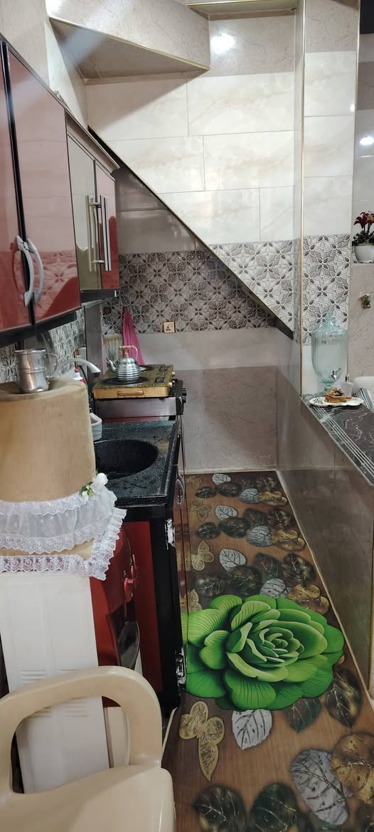 السلام عليكم بيت للبيع حي الجامع قرب المصفي القديم المساحة 150م ركن على شارعين طابقين الطابق الأول صالة وغرفة خطار وبطبخ حار وبارد وصحيات الطابق الثاني مكون من غرفة سويت كامل وصالة وصحيات و صطح مكان غرفة سعر الاستفسار ***********
