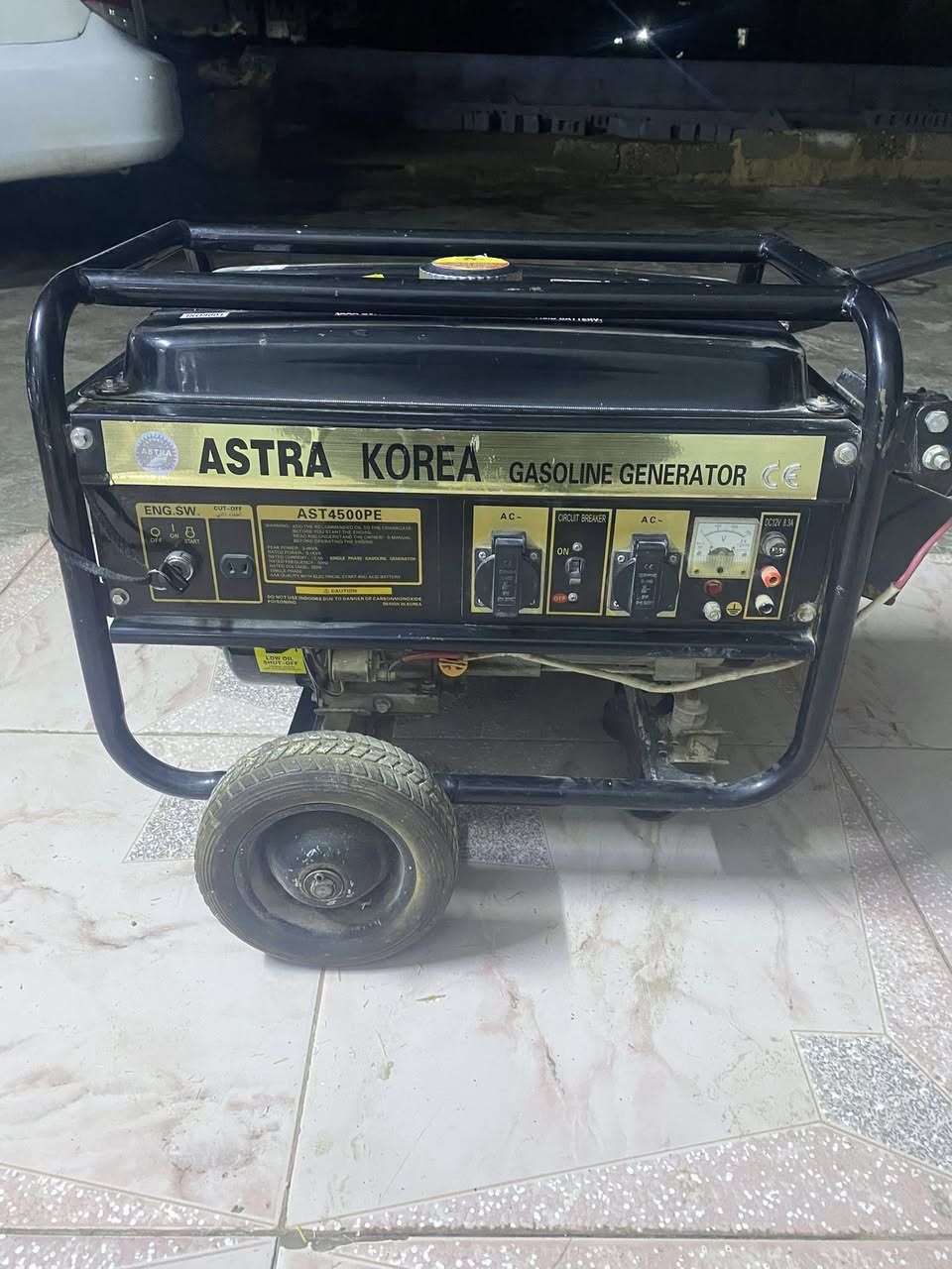 سلام عليكم مولد للبيع نضيف جداً ما مفتوح محركة نضيف يشتقل سلف او حبل بس يرادله باتري لان باتريا ضعيف السعر 250مكاني عزيز بلد مدخل خمسة  او هاذ الرقم ***********
