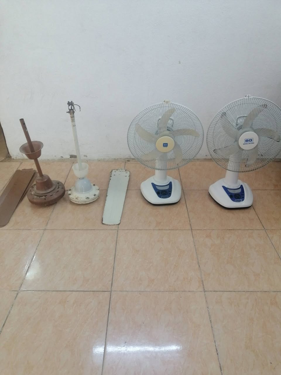 السلام عليكم عندي هذول البنكات للبيع الارضيات شرط الفحص نظافي حيل فقط كهرب يشتغلون هما بالاصل شحن الباتريات منتهيات وعندي السقفيات شغالين بيهم وحيف اعتقد مال بولبرين المهم شرط الشغل ادفع سعر بمايرضي الله واني حاضر عنواني الايمن للتواصل موبايل  ***********
