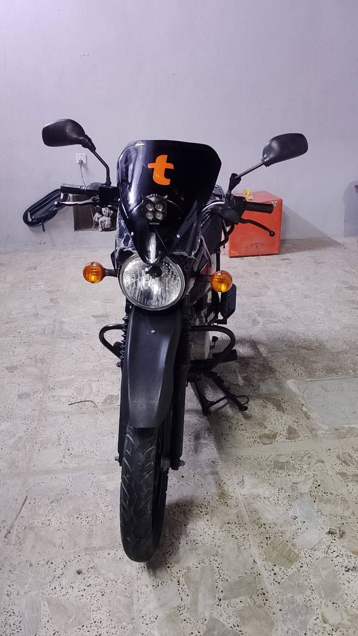 السلام عليكم بوكسر جبلي موديل 23 مرقمه  محركها ما مفتوح مبدل فقط كلج مره واحده نكره سلف تخم تاير جديد عند البيع  مرقمه  العنوان المحموديه حي المرتضى سعر مليونين و400 بيها مجال شيء بسيط حك الجيه رقم الهاتف *********** نعتذر غير متواجد على الفيس
