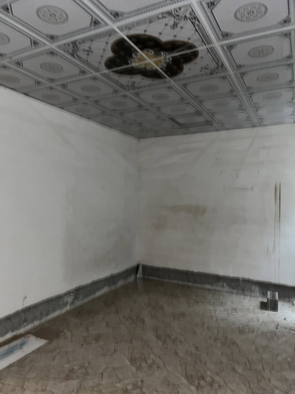 بيت للايجار طابو زراعي خلف سكلة الكرعاوي المساحه ١٠٠ م يحتوي على غرفه وصاله كبيره ومطبخ واستقبال يبعد عن الشارع ٤٠٠ م يحتوي على كيزر وماطور مي ومولده وتانكي ونت الايجار ٢٠٠ الف قفل للتواصل على الرقم *********** واتساب
