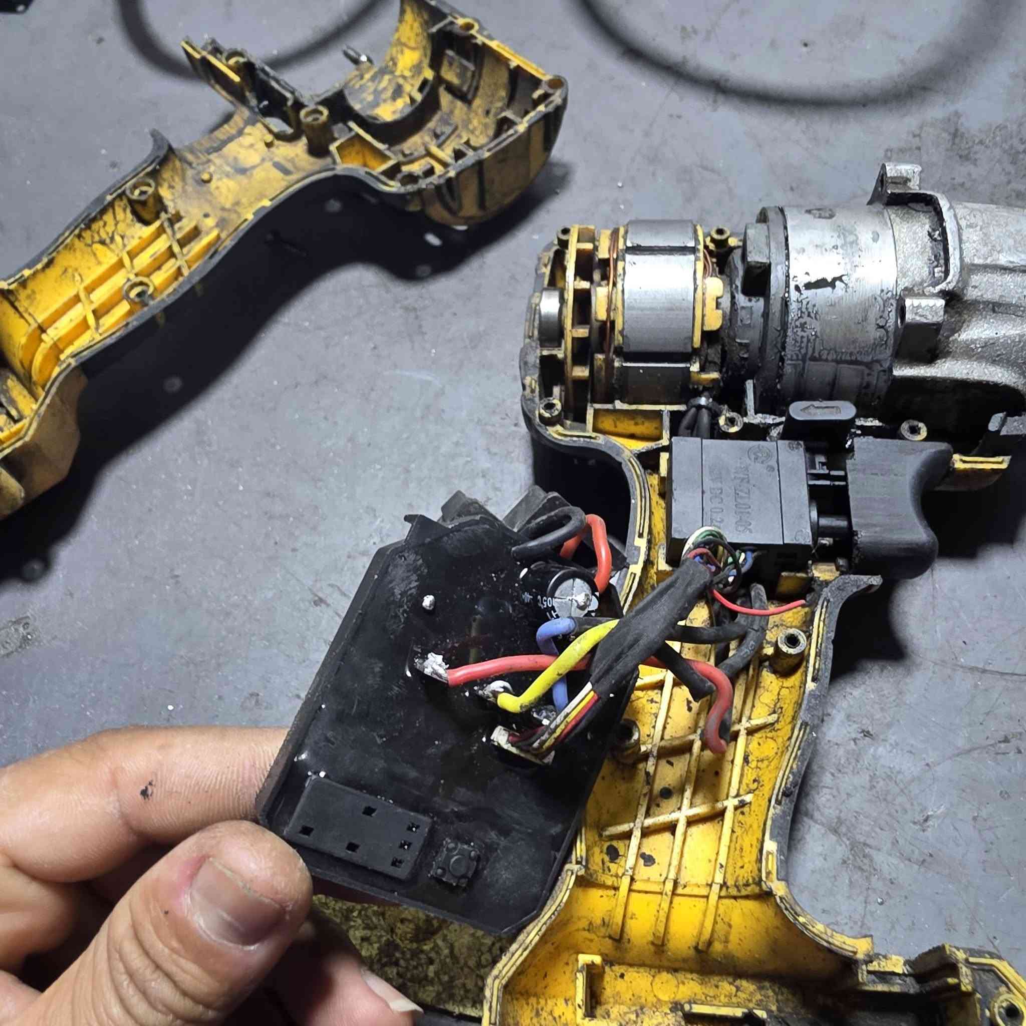 السلام عليكم. من رخصه الادمن  المحترم  تم تبديل  كارت وسويج دريل لقمه ديولت ٣٥٠ نيوتن  وتم تنضيف الملف ولارميجر  ومثل ما وموضح شغله كلش حلو صار 
للاستفسار مراسله الصفحه او واتس اب 
***********
