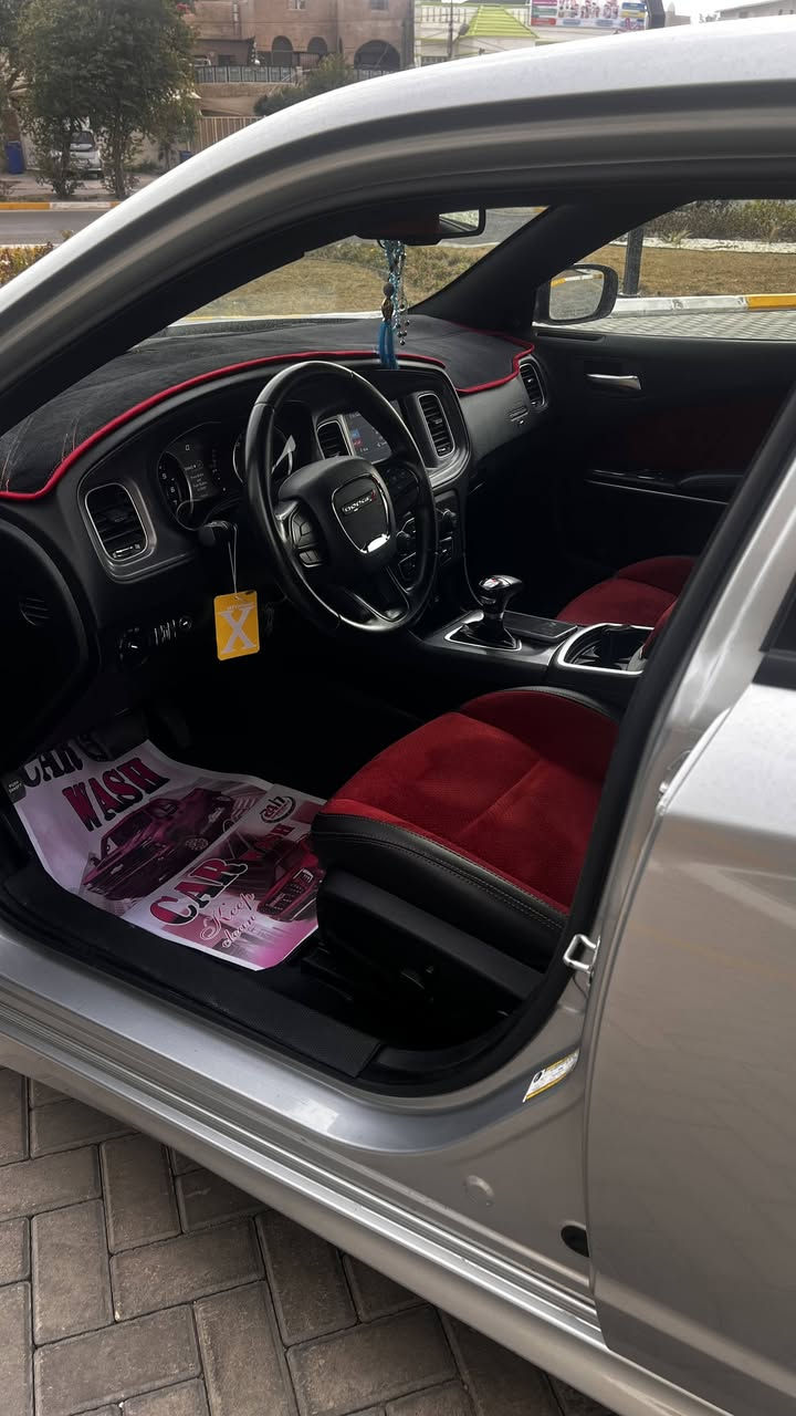 جارجر موديل ٢٠٢٣ فول مواصفات عدى الفتحه
واردها دعاميه الاماميه فقط 
محرك 3.6  مكفول 
كير مكفول 
تبريد قطعتين امامي خلفي 
داخل لونين أحمر وأسود مخمل 
تحكمات ستيرن جهتين 
كراسي كهرباء 
تخم تايرات جديد 
سبير منازل 
لايتات زنون 
السعر 265 للاستفسار الاتصال ***********
