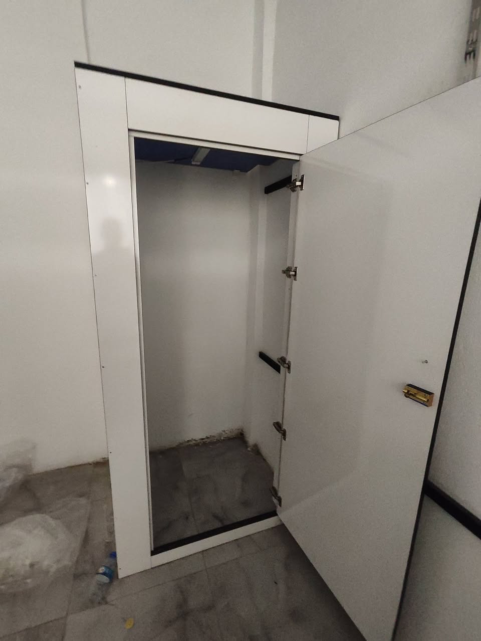 ميز و غرفه تبديل ل بيع مستعمل كلاش نضيف
السعر الميز 400 الف 
السعر غرفه تبديل 150 الف 
الاتصال ***********
