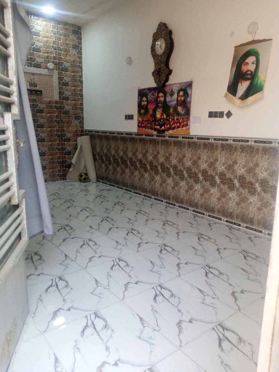 ياالله
بيت طابو صرف طابقين مسلح مساحته البيت 125 متر 🏠

الموقع حي العسكري الغربي العلويات 

يبعد عن الشارع العام 60 متر يتكون من 3 غرف مع صاله مع استقبال مع مطبخ مع مغاسل عدد 3 رباط عرض متر والداخل 80 ارتفاع عن الشارع متر بناءً حديث شوف عينك السعر خاص *********** وأتساب شغال 👉🏠
