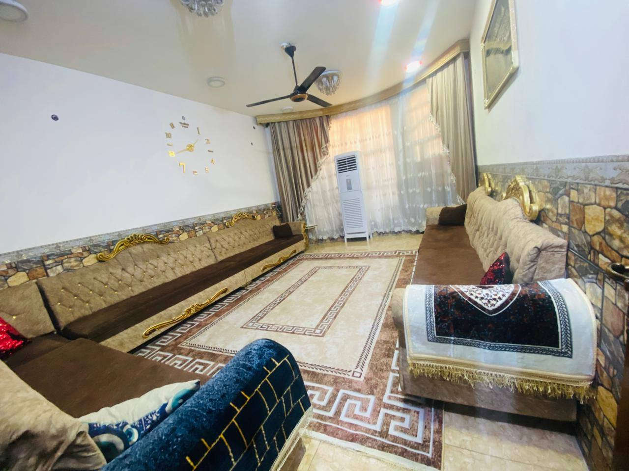 #عرض_للـبـيـع 
دار سكن للبيع مساحته (160 م) واجه( 8م*20م) طابقين بناء طابوق 🧱 حديث 
يحتوي على استقبال ( 6م * 4،5 م) ومطبخ ( 3،5 م * 6 م ) وهول ( 5 م * 5،5 م) وغرفتين نوم الاولى ( 3 م * 4 م ) والثانيه ( 4 م *  4 م) وصحيات داخليه وخارجيه ومنور عدد / 2 
والطابق الثاني يحتوي على غرفتين نوم الاولى ( 6م * 4 م) والثانية ( 5 م*4 م ) وهول ( 5م *5م) 
السعر : 280مليون وبيه مجال 
العنوان : بغداد-أبو غريب-واحد أذار-الدور 
للأستفسار اكثر يرجى الاتصال على الارقام التاليه: 
***********
***********
