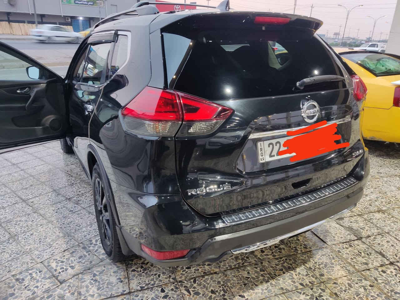 للبيع نيسان روج 2017 SV AWD - لون اسود مواصفات مميزة (رقم أربيل)
​سيارة عائلية بامتياز، مجهزة بكافة أنظمة الأمان والراحة، مع إضافات تقنية وميكانيكية تجعلها أفضل خيار في السوق.
​✅ أبرز المواصفات:
​الموديل: 2017 (الفيس ليفت المحدث).
​الفئة: SV - نظام دفع كلي مستمر (AWD).
​اللون: أسود ملكي مميز.
​ناقل الحركة (الجير): مبدل بـ "كير موديل 2021 جديد" (أداء أفضل واعتمادية تامة). السيارة ماشية 192000كم 
​الشاشة: تم تركيب شاشة ذكية نوع (Tiger) متطورة، مع العلم أن الشاشة الأصلية موجودة وشغالة 100%.
​الرقم: أربيل (لوحات نظامية).
​✨ المواصفات التقنية والداخلية:
​أنظمة الرادار: رادار تصادم أمامي (تنبيه وفرملة) + رادار النقاط العمياء + رادار التنبيه عند الرجوع.
​التدفئة: كشنات (مقاعد) أمامية مدفأة بنظام التدفئة السريعة.
​الراحة: تشغيل عن بعد، بصمة أبواب وتشغيل، كرسي السائق كهرباء، مكيف لمس منفصل.
​🛠️ حالة البدي (للأمانة والثقة):
السيارة بحالة ممتازة وجاهزة، مع التوضيحات التالية:
​باب السكن : مصبوغ (صبغ نظيف جداً).
​الباب خلف السكن: مبدل (أصلي بلادي نفس اللون) بدون فرق في الصبغ.
​💰 السعر المطلوب:
14,500 دولار (145 ورقة).
​📍 الموقع: الموصل
📞 للتواصل والاستفسار: *********** (متوفر واتساب) موصل, نينوى
