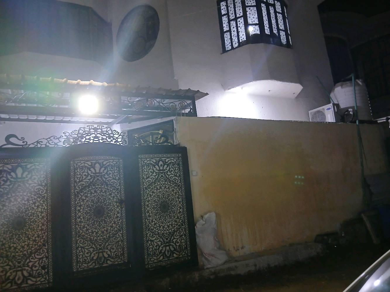 بيت لبيع في الفيروزيه شارع سبعه 
يحتوي على اربع غرف منام 
طابقين بناء درجه اولى منطقه هاده خدمات متوفره قريب على اااربع سيدات 
مساحه ١٤٣       
بيع او مراوس ابيت طابق واحد اقل سعر