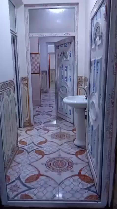 اعلان متوفر مشتمل للايجار طابق ارضي في منطقة شارع عشرين مقابل مول الزيتون يتكون من استقبال ومطبخ وصالة وغرفة نوم ومجموع حمامات ايجارة 400 للاستفسار ***********
