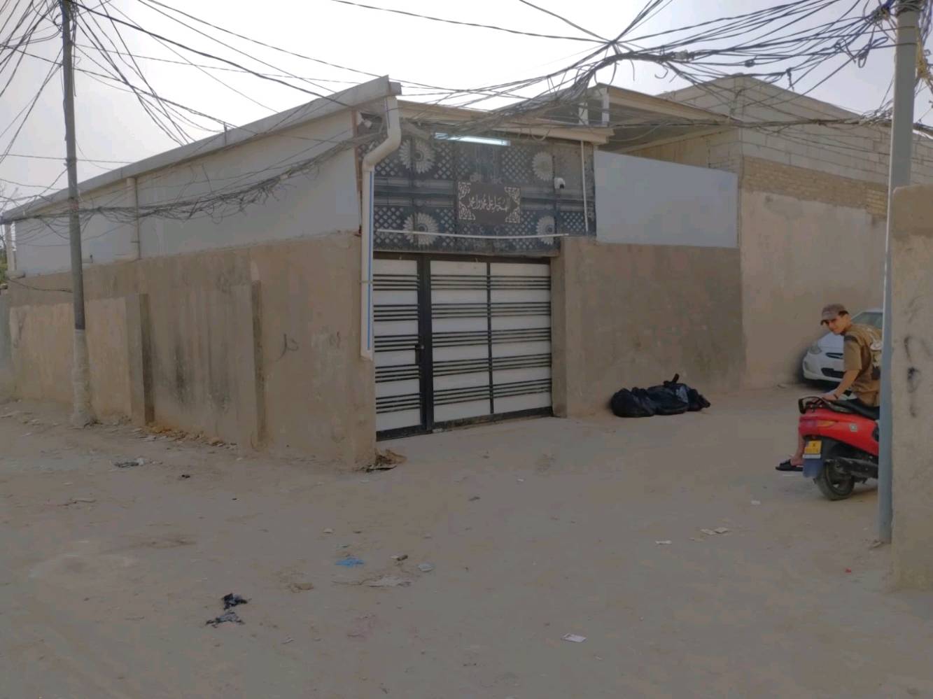 بيت في الحي الصدر الثالث الكوفه يبعد عن ميثم خمس دقائق عن الشارع ا ركن على شارعين 200متر طابقين ثلاث غرف كبار استقبال كبير ثلاث حمامات كاشي سيراميك مشمول بقرار320 تطويب على بلديه الكوفه السعر 90 مليون وبي مجال الاتصال *********** الشارع. 18 حسب ترقيم المختار