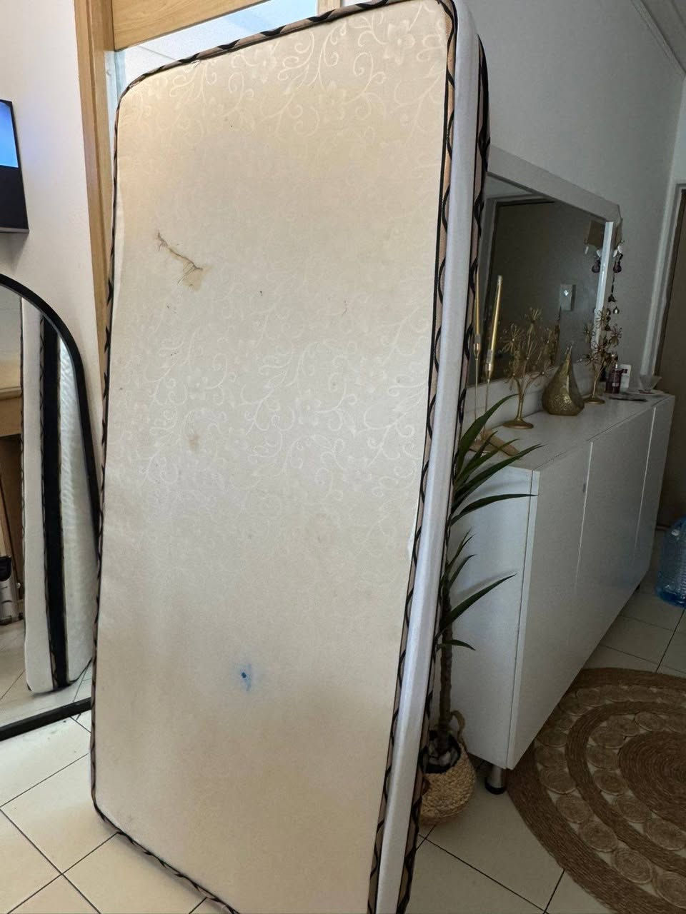 السلام عليكم
يوجد مندر للبيع طوله مترين وعرضه متر 
سعره 20 الف


**إذا كنت صاحب هذا الإعلان وتريد حذفه لأي سبب، رجاءا أرسل رسالة إلى الدعم الفني**