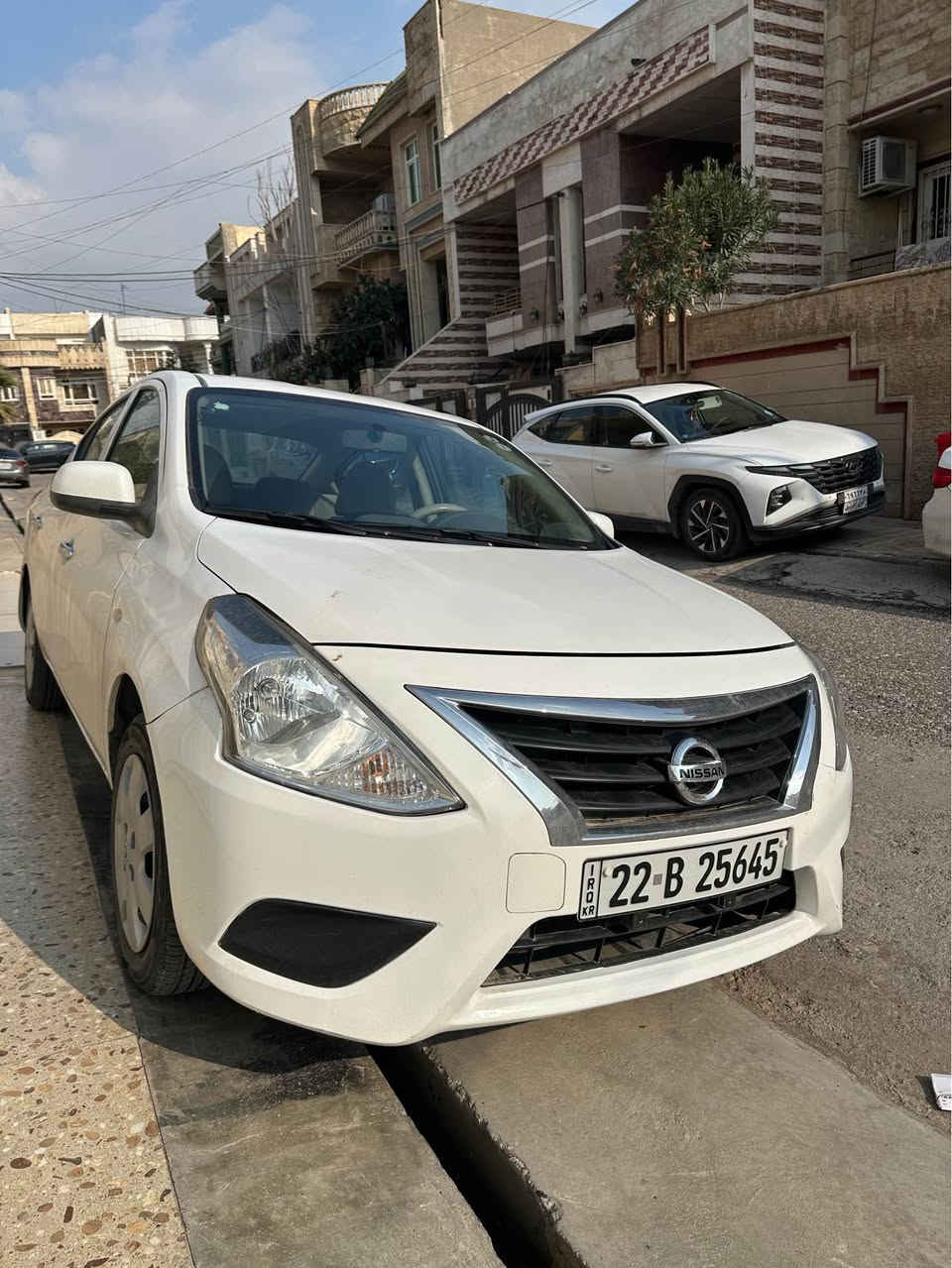 نيسان صنى موديل ٢٠١٧  مكينه و كلها بشرط بيها اربع قطع صبغ بدون دواخل سياره ماشى ١٠٠ الف سنويه جديد حتى ٢٠٢٩ سياره ب اسمى شخصي مكان أربيل رقم تلفون *********** أربيل, العراق
